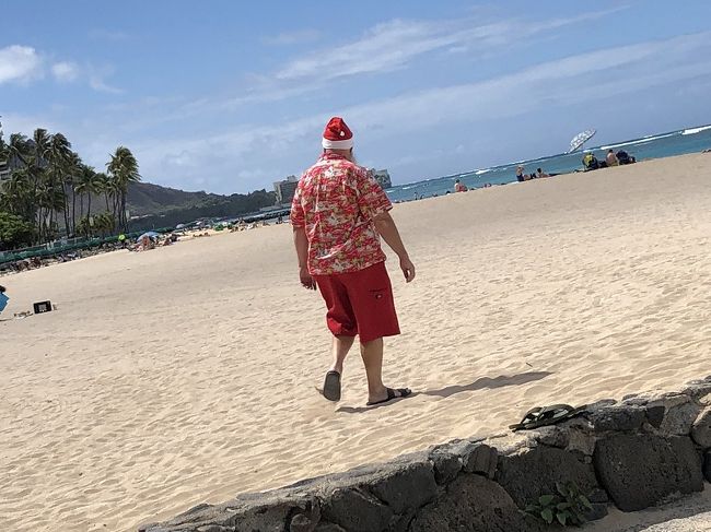 海岸に、サンタさん？登場です。