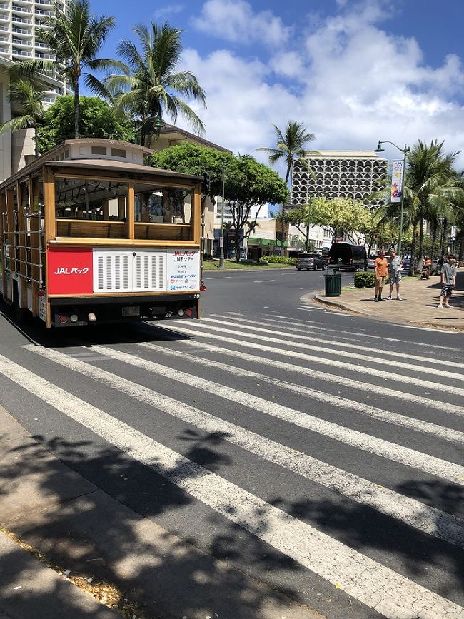 午後からは、カカアコ地区の方へ行ってみます。<br />移動は、JALパックトロリーです。<br />DFS→ワードシアターで下車します。