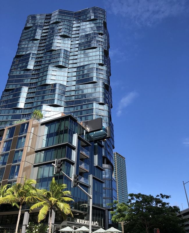 アラモアナショッピングセンターへ徒歩で向かいます。<br /><br />写真は、コンドミニアム「Anaha」、只今売り出し中のようです。