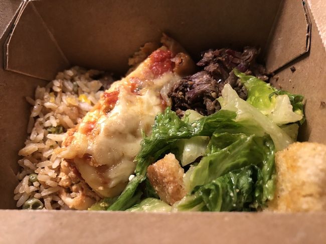 ホールフーズマーケットでは、フードバー （おかずの量り売り）で好きなものを詰めて 、今夜の夕飯としました。