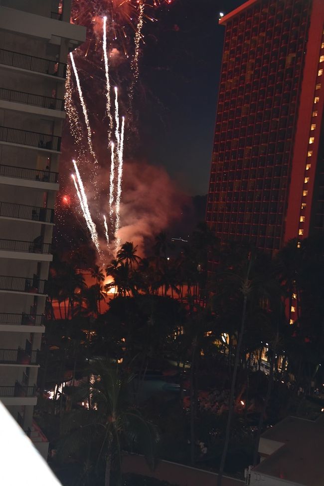 今日は、金曜日なので、ヒルトン恒例の『花火』があります。<br /><br />海岸で見たことがありますが、一人なので、ラナイから見ます。