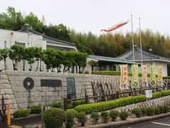 長沢池のほとりにある鋳銭司郷土館。
現在は山口市ですが、かつては鋳銭司村という村でした。
入館料１００円のささやかな郷土館です。