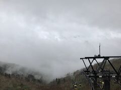 時間が少し早いからか、天候のせいか前日よりは順調にゴンドラへ搭乗できて雲海テラスへ到着。

前日は、テラスが雲の中でしたが、テラスから下が見下ろせます。

雨なのに少し不思議な感じがしました。