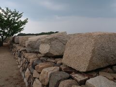 小豆島は大坂城の築城のための石切り場がありました。切り出されたものの残された石は「残念石」と呼ばれ、並べられています。