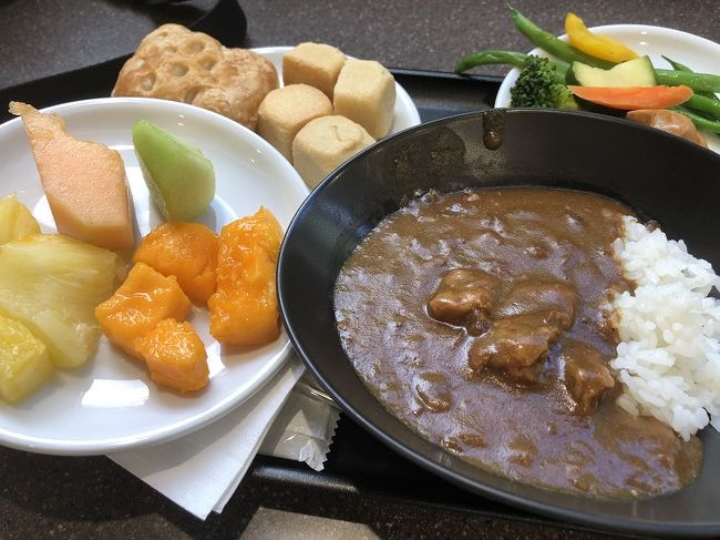 ビーフカレー、フルーツ他頂きました。