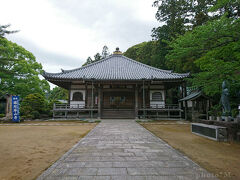 「補陀洛山寺」です。拝観時間を過ぎてしまったので御参りだけですが。ブラタモリでやっていた補陀洛渡海船が保管されているお寺です。「生きながらにして観音浄土を目指す為、約30日分の食糧を積み込み、外から釘を打ちつけて航海に出たとされています」、その船です。いわば棺桶なんだそうです。なかなか怖いお話ではあります…。

その隣に「熊野三所大神社（浜の宮王子社跡）」があります。その昔は、目の前が海だったそうで、その名残か砂が残っています（そういえば、「補陀洛山寺」も砂ですね）。海で身を清めてから那智山を目指したんだそうです。