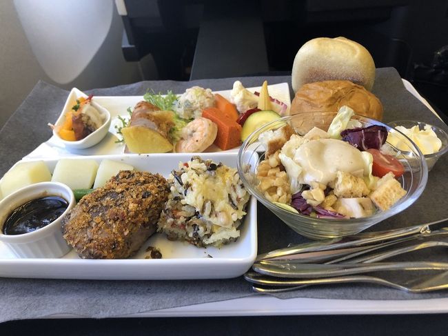 メインディッシュは、魚かお肉で、お肉(ビーフ）を選びました。<br /><br />メインディッシュ:<br />『ビーフテンダーロイン　ミガス添え』<br />『焦がしバターバルサミコ酢クリーム』<br />『ワイルドライスとスイスチャードのグラタン』<br /><br />その他前菜、サラダ、ブレッドです。<br /><br />お肉は柔らかく、美味しかったです。