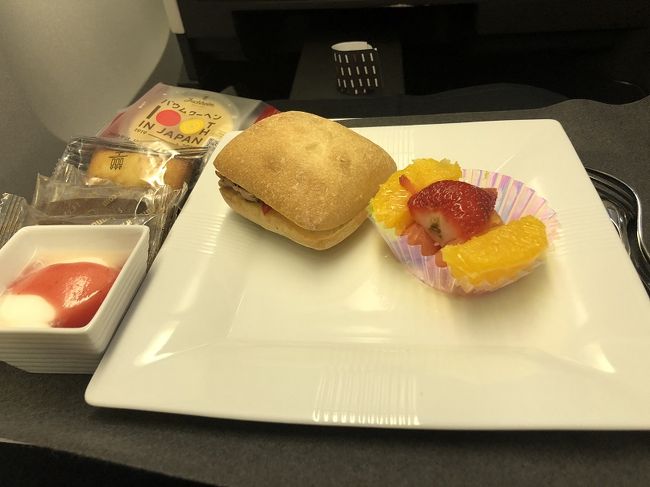２回目の機内食です。<br /><br />『グリル野菜とローストビーフのサンドウィッチ』<br />『フルーツ』<br />『ギリシャヨーグルト　ベリーソース』<br />