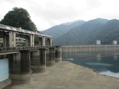 トレッキングゴールとした奥多摩湖には、小川内ダムがあります。
山頂より下山は、約3期間10分でした。
小川内ダムの概要は、
・標高：530m（堤頂の道路部）
・型式：非越流型直線重力式コンクリートダム
・高さ：149m
・長さ：353m
・コンクリートの体積：1,676千m?
・流域面積：262.9km?
・有効水深：101.5m
・満水面積：4.25km?
・満水周長：45.37km
・有効貯水量：185,400千m?

