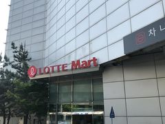 ホテルにチェックインする前に、すぐ横のLotte Martに寄る。
地元密着型だけど、観光客も大歓迎ですよ的なこじんまりとした店舗でしたが、人も多くないのでゆっくりとみることができた。
ここでは、ソジュとその他ドリンクとお菓子などを購入。

