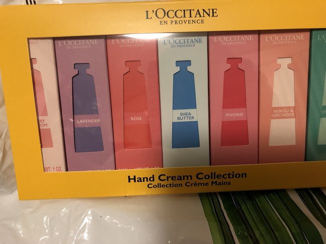 機内ショッピングもしました。<br />免税かつ割引もあり、お得みたいです。<br /><br />ロクシタン、ハンドクリーム（7本入り、免税価格＆JALカード割引→6,390円）。<br />30mlのハンドクリーム、1本1,400円（税抜き）ですから。