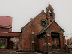 駅へ向かう途中、古そうなレンガ造りの教会と出会います。

■日本聖公会弘前昇天教会聖堂
日本聖公会の教会堂が現在地に創建したのは1900年（明治33）ですが、このレンガ造りの教会堂は1920年（大正9）に建てられました。