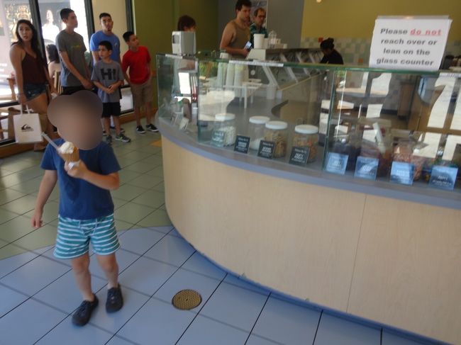 遠出しない日はワイコロア内でショッピングやお散歩。ここはクイーンズマーケット内のアイスクリーム屋さん。外が暑くてすぐに溶けるので、屋内で食べましょう！5歳の息子はドロドロベタベタになってしまった。