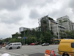 再び板南線で2駅戻って今度は忠孝新生駅にやって来ました。
台北科技大学の雰囲気は相変わらず独特。