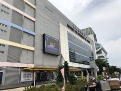 その忠孝新生駅から徒歩で5分ほどで台北の秋葉原と呼ばれる八徳路電気街にやって来ました。
その中でもメインになるのが2008年に再開発で建てられた光華商場ビル。