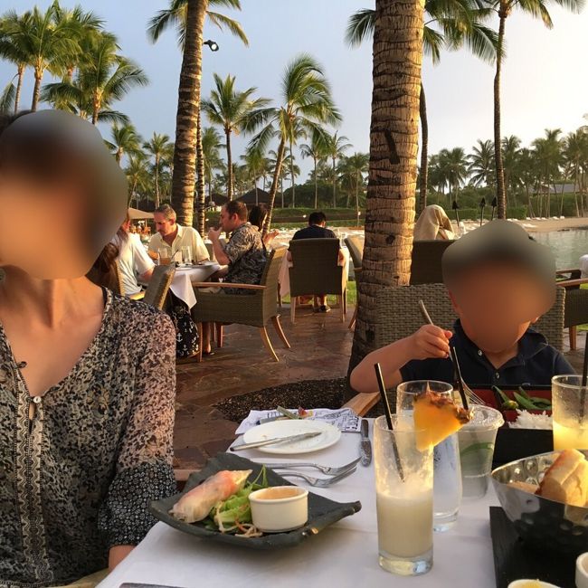 ご飯は…写真映えするけれどやはりハワイ！味は大味。この値段出したら都内で星付き行けます。こちらのレストランは、景色を楽しみリラックスする場所。そういう点では最高でした。