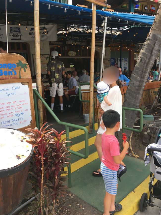 ガイドブックで見たお目当てのレストランはどれも閉まっていたり、実際は美味しくなさそうで。<br /><br />メインの通りで一番賑わっていたレストランで朝ごはん。日本人は居なくてラッキー！ローカルか白人が殆ど。<br /><br />そして撮り忘れてしまったのですが、どれを頼んでも美味しくて大当たり。夫は人生で一番美味しいロコモコ！と絶賛。<br />ガイドブックより行ってみてローカルを観察して入るのが一番だと実感。