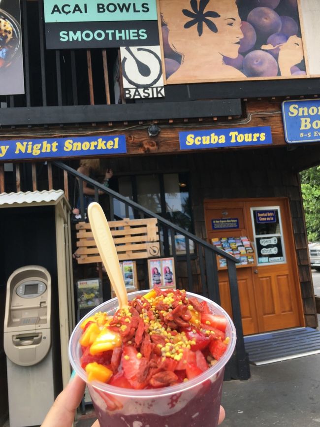 少しぶらぶらした後のデザートは、駐車場横にあったアサイーボウルの専門店で。これはボルケーノという名前のもの。ボルケーノを見たあとから虜になっていた息子と盛り上がってこれにしました。日本で考えられないくらいのフルーツの量。ケチくさくなくていい。