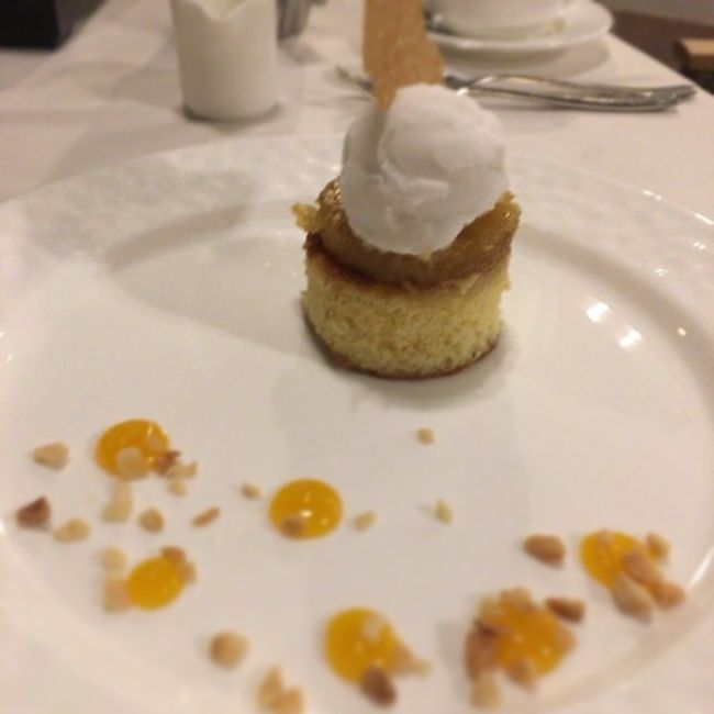 デザートのパイナップルケーキ。パサパサや。