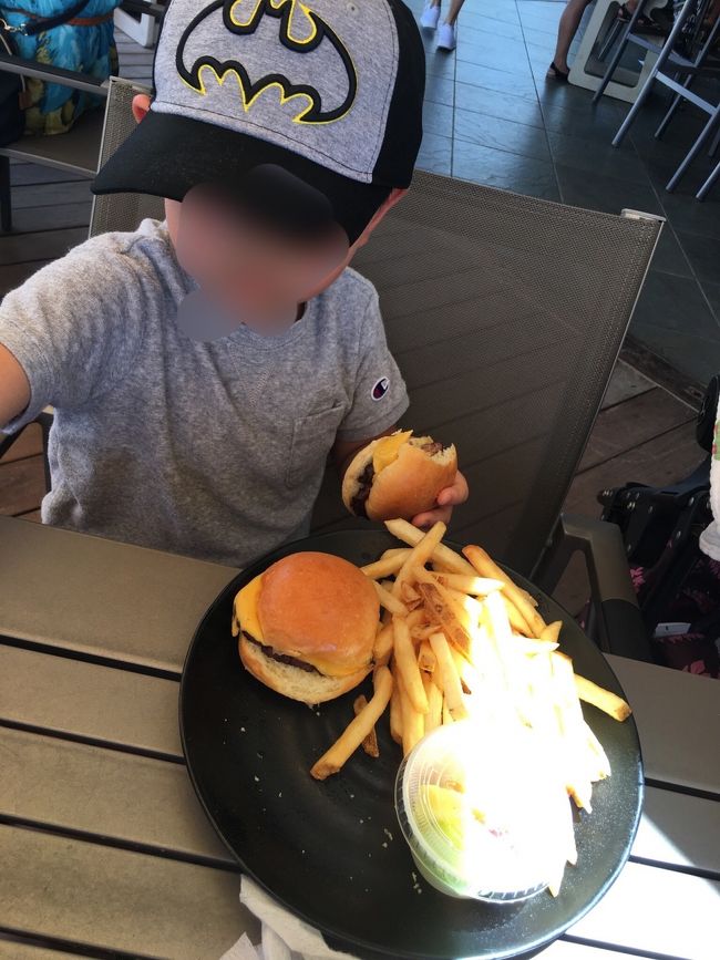 予約してあるドルフィンクエストでのイルカとの触れ合いまで、プールサイドのカフェで腹ごしらえ。