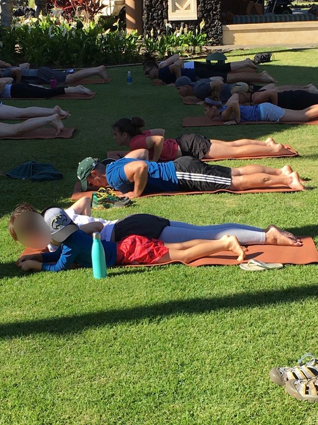 これはいつの日かの朝ヨガ。5歳児も参加しました。親子のふれあい。