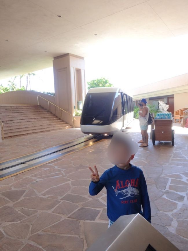 翌日は同じヒルトンのワイコロアビレッジへ。<br />キングズランドに宿泊していてもこちらの駐車場とプールが無料で利用できます。<br /><br />ビレッジ内は広いので、モノレールが走っています。<br /><br />が、利用するほどの距離ではなかったです。歩くのも気持ちが良いです。