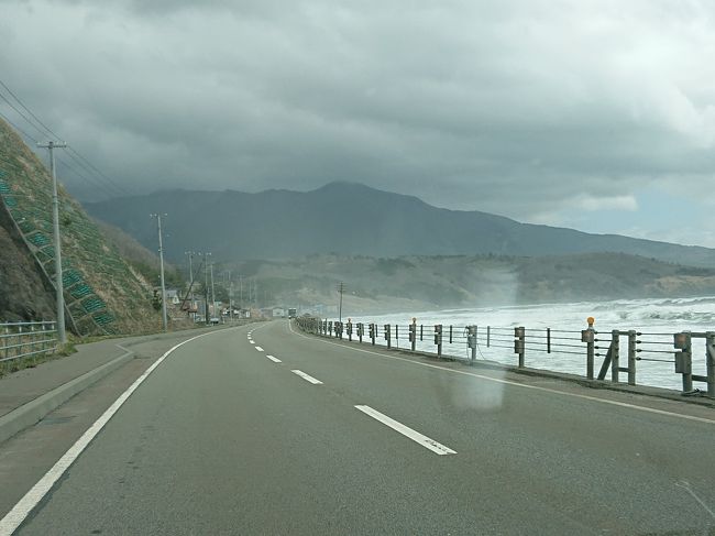 内陸から海岸沿いに出ると天気が一変して、雨が降りそうで荒れています。