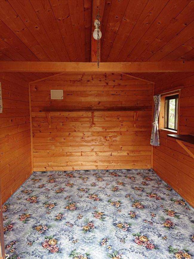 バンガローの室内です。<br />このバンガローは絨毯が敷かれていました。<br />