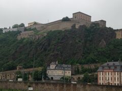 5月28日：クルーズ4日目

朝は曇りだが、予報では午後から晴れる様だ。
コブレンツの丘に建つEhrenbreitstein Fortress
対岸のコブレンツの街からケーブルが要塞までつながっている。
