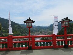 島根県に入るとすぐ津和野。

最初に、山の上にある太皷谷稲成神社にクルマで登ってみました。

津和野の街（といっても観光地の側ではないです）が一望できます。