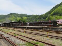 永明寺の次は、乙女峠マリア聖堂に行きます。

その途中に津和野駅の反対側を通りました。
SLが丁度停車しておりました。