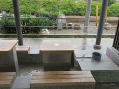 湯田温泉駅にも同じように足湯があります。

そして、同じように１０時からの営業でした。

電車待ちの間に使えるようになっています。