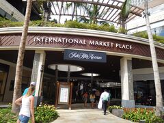 アウトレットから帰ってホテルに一旦帰り、娘は休憩、私はモアナの斜め前の［インターナショナルマーケットプレイス］を覗きに来ました。
リニューアルオープンしてから初めてです。
すっかり綺麗になりましたね。前の雰囲気は苦手で、私は今のほうが好きですね。
欲しかった靴がありましたが荷物になるので諦めました。