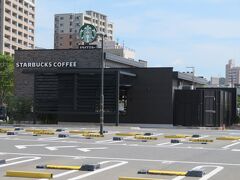 はい！からっと横丁の近くにあるスターバックスで大きめのアイスカフェラテを買い、本州一の絶景と言ってもいい角島に向かいました。