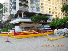 軽く朝食済まして、またビーチを散歩します。

アウトリガーの付いたカヌーがあります。アウトリガーホテルの象徴ですね。