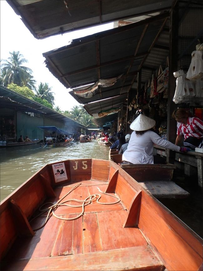 やっぱりここは手漕ぎの舟で<br /><br />いろんなお店に寄ってもらいながら、ゆっくり行くほうがおすすめです。