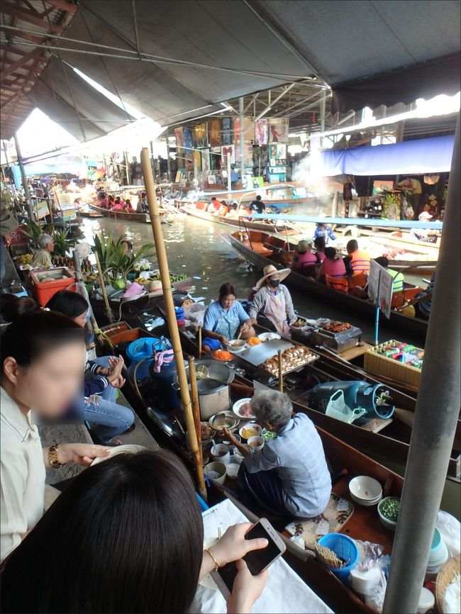 舟を降りた辺り一帯にも、所狭しと飲食店やお土産屋がひしめいています。