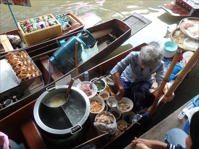 こちらのお婆ちゃんは舟でラーメン作ってる！