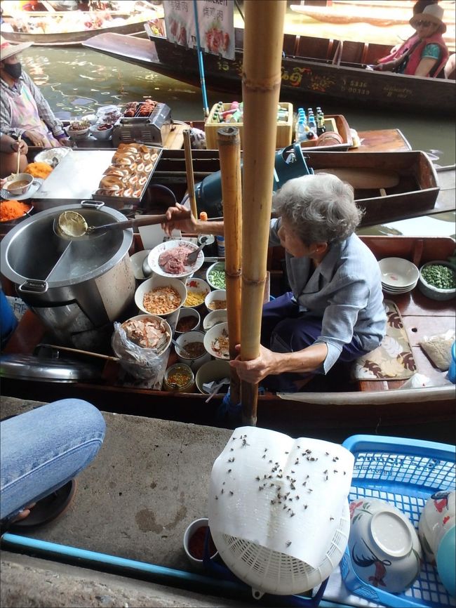 もう何でもアリですね (^0^) すごすぎる！<br /><br />手前のはハエ取り紙？でしょうか。なかなかショッキングな光景ですな。