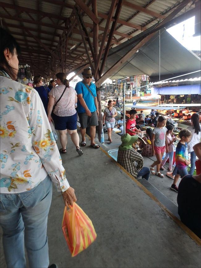 しばらくポンさんと<br /><br />いろんなお店を冷やかしながら沿道をぶらぶら。<br /><br />私が見ているあいだ、舟で買ったマンゴーを持ってて下さった優しいポン様。<br /><br />ここは、いわゆる観光客向けの民芸品などのお土産も、他よりかなり数が充実していて、しかも安いように感じました。<br />ここでおみやげどっさり買ってしまうと、あとで持って帰るのが大変だけど、ツアーやカーチャーターみたいにドアツードアならここの市場での買い物は大変おすすめです。<br />何と言っても雰囲気最高だしね。(^0^) 見ているだけで時間なんてあっという間。