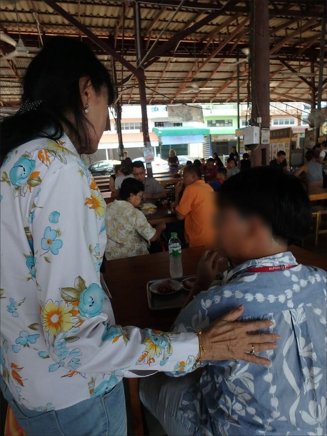 そして、また別のお知り合いの方に出会われると<br /><br />お客そっちのけで<br /><br />どっぷりと話し込まれるお姿も、なかなかです。