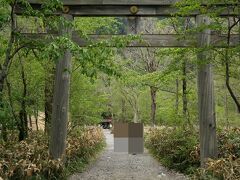 　なんだかいい雰囲気の鳥居をくぐって、穂高神社奥宮へ。