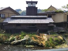 この日の観光は以上だったから、長湯温泉に戻って犬たちは義妹のおうちに預かってもらい、素敵宿で各々まったり。

うちらは写真の大丸旅館のお風呂に行くことに。
温泉の成分で土が黄色くなってるの。

BBC長湯と提携してて、ルームキー提示で無料で利用できる。
ちなみにラムネ温泉はルームキー提示で100円で利用できる（通常500円）。