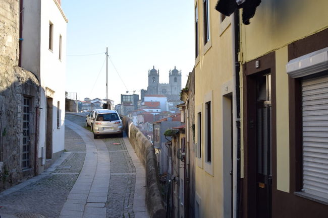 アパートの前<br />ちょっとした丘の上です。