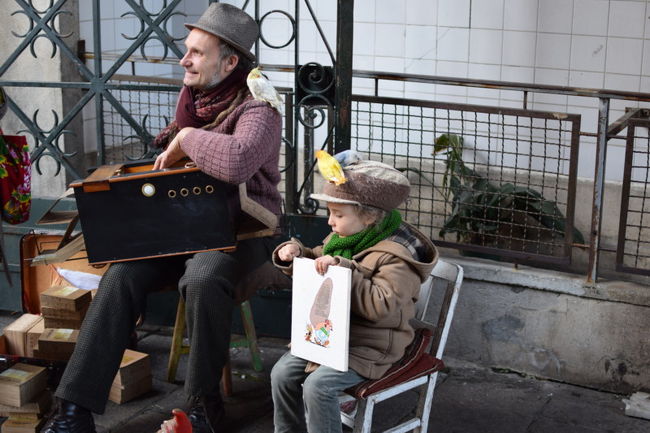 小鳥が子供のあたまにのっかってます