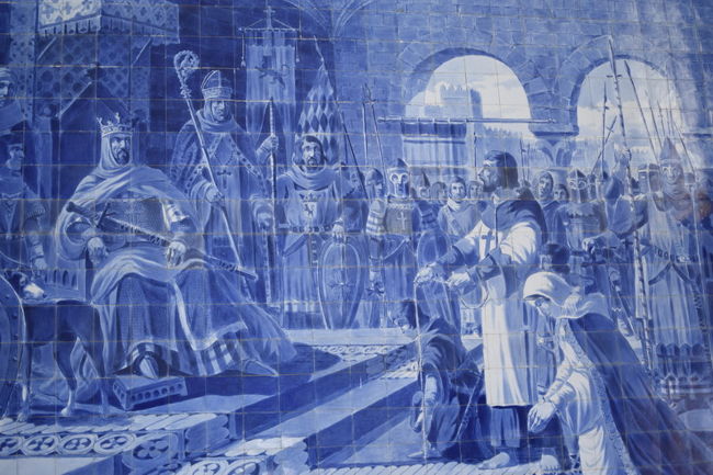 このアズレージョは白のままはりつけて<br />絵を描いて<br />はがして焼いて<br />また貼り付けるそうです。