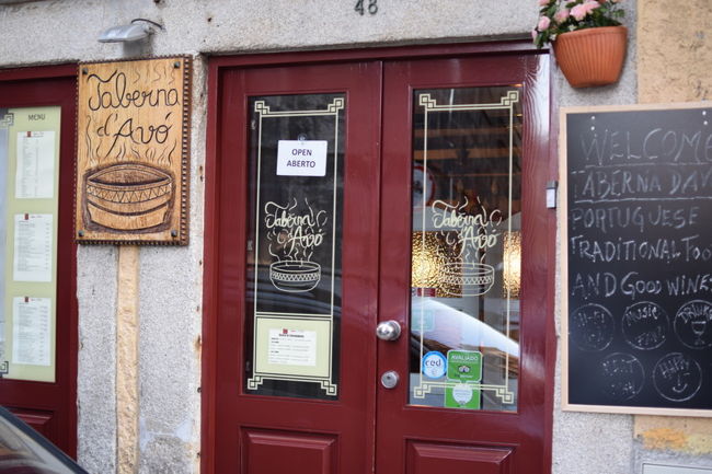 夕食は<br />ガイドのシドくんオススメのレストランへ<br />入りづらい居酒屋風・・・<br />突撃してみました。<br />Taberna d'Avo<br />https://www.tripadvisor.com/Restaurant_Review-g189180-d5539675-Reviews-Taberna_d_Avo-Porto_Porto_District_Northern_Portugal.html<br />