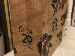 一度お宿に戻った、三多商圏駅前のスタバでコーヒー等買った時の袋
台湾２０周年記念のデザイン