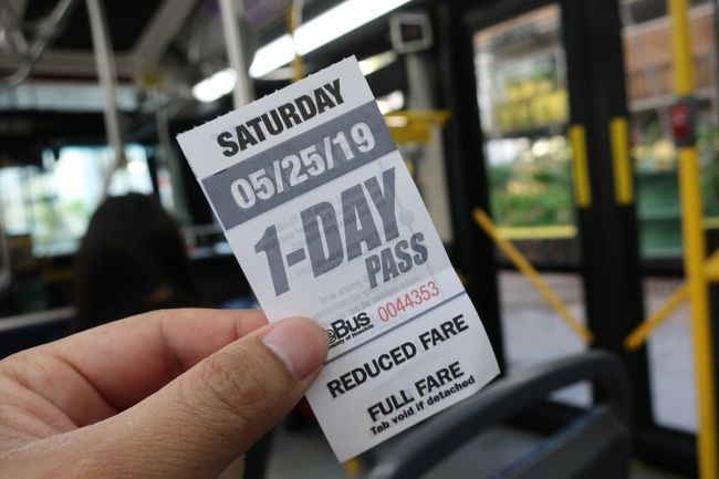 レンタカー屋さんまでバスで移動。<br />レンタカーを決めかねているうちに、ワイキキ近辺の安い車種が無くなってしまい、結局空港近くのレンタカー屋さんまで行くことになってしまった。