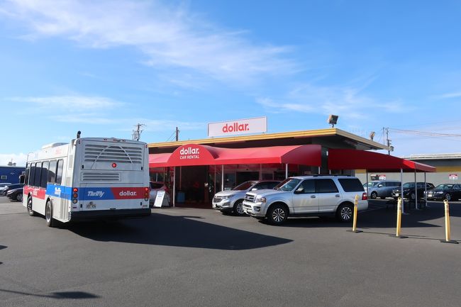 8:30　宿から1時間ほどでレンタカー屋さんに到着。<br />DOLLARレンタカー。<br />クレジットカード付帯の保険証明書を持参していたので、保険抜きの安いプラン（31.9ドル）で予約していたんだけど、その保険はダメだと・・・<br />ロサンゼルスではOKだったのに・・・<br />というわけで、別途対人保険（14.２ドル）を付けて、合計57.2ドル（＝6,380円）